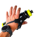 Person holding the HydraPak Tempo Pro 525ml using the handle. Colour:  Black 