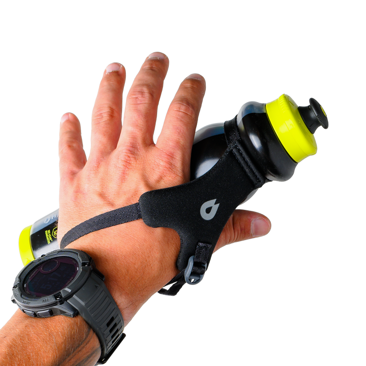Person holding the Tempo Pro 400ml using the handle. Colour: Black 