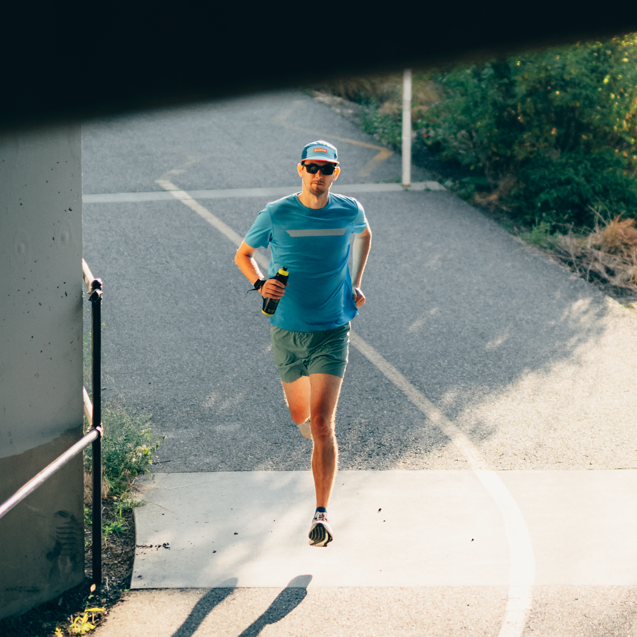 Person holding the HydraPak Tempo Pro 525ml using the handle while out jogging. Colour: Black  
