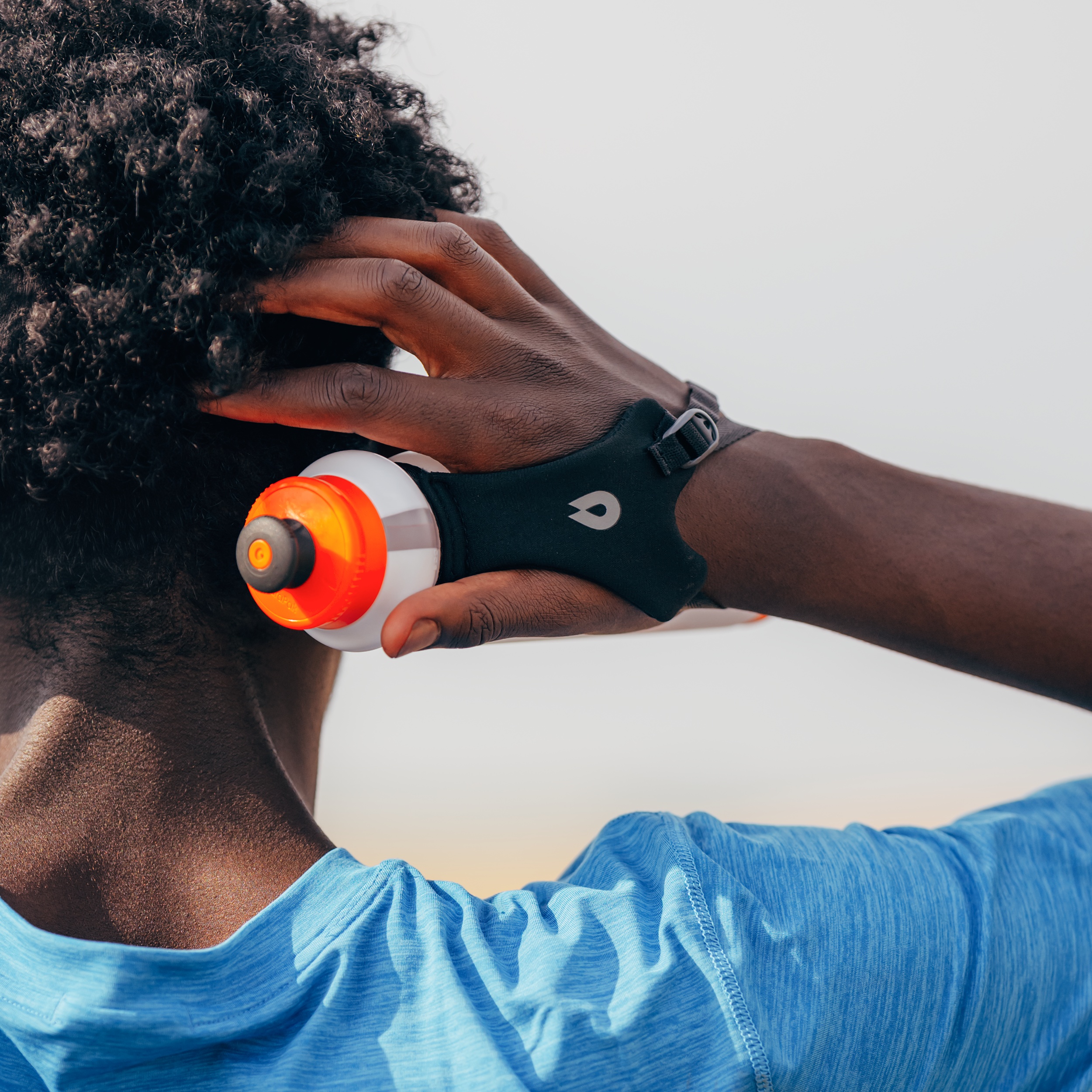 Athlete working out and holding the Tempo Pro 400ml using the handle. Colour: White 